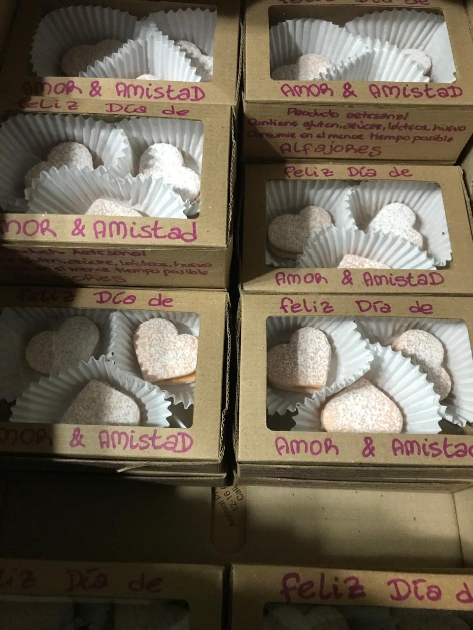 Caja de Alfajores en forma de corazón (Amor & Amistad)
