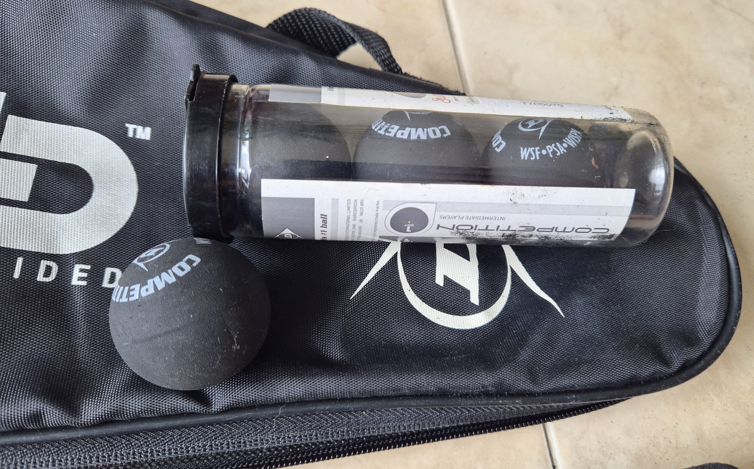 KIT SQUASH: Raqueta de Squash semiprofesional, pelotas de squash y gafas de squash